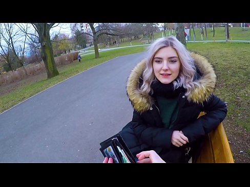 ❤️ Gleypir heitt ásamt ókunnugra fyrir peninga - blástur í garðinum eftir Evu Elfie ❤ Kynlífsmyndband á is.novoporn.ru ﹏